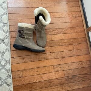 Clarks Tan Winter Boots with Cream Fur Lining